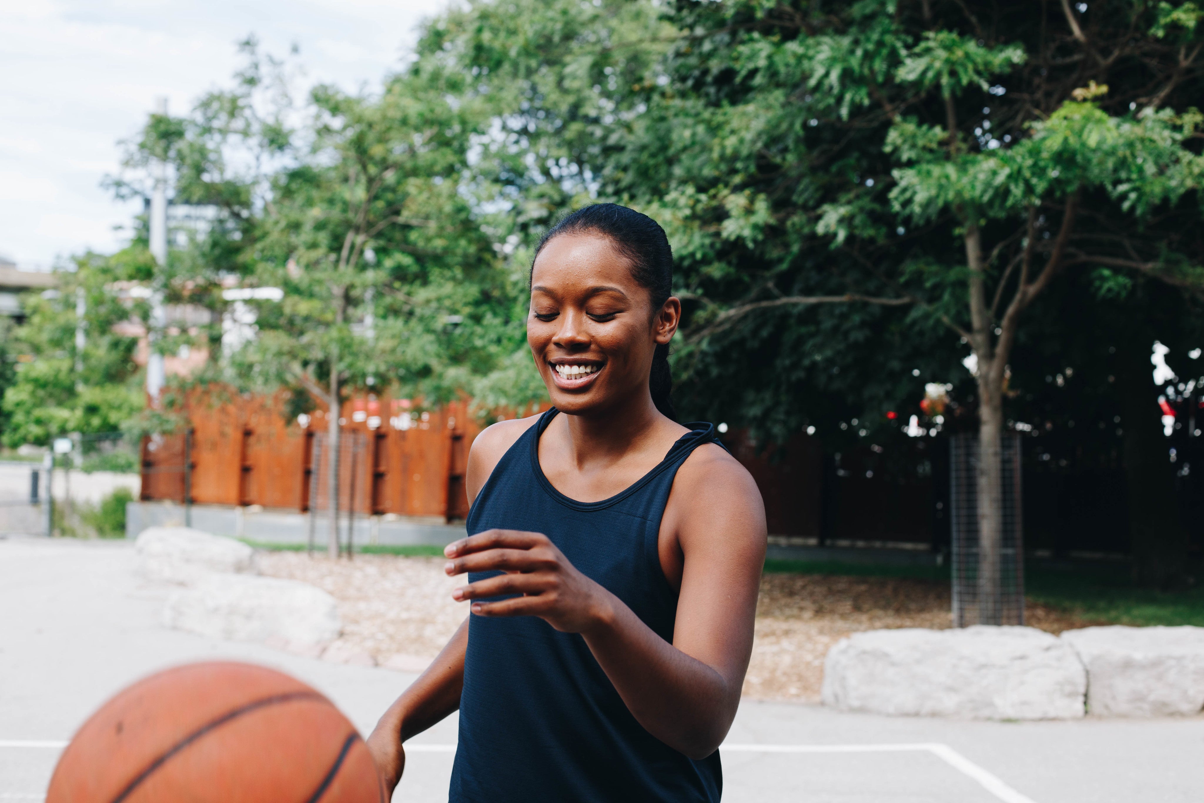 files/woman-playing-basketball-in-the-street.jpg